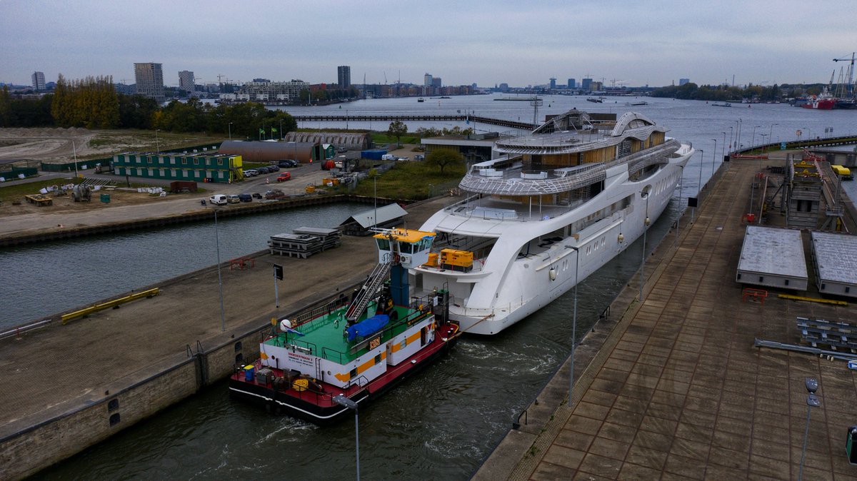 Dutchyachting's tweet photo. #Feadship’s 387’2” #Project1010, launched by #ShipyardSlob in #Papendrecht last Sunday, left #Dordrecht for #Makkum yesterday evening. Holland’s largest #yacht to date arrived in #Amsterdam this morning, where Ruben took these pictures. Photos: @GriffioenPhotography on Instagram. https://t.co/JDvXFYWYS8