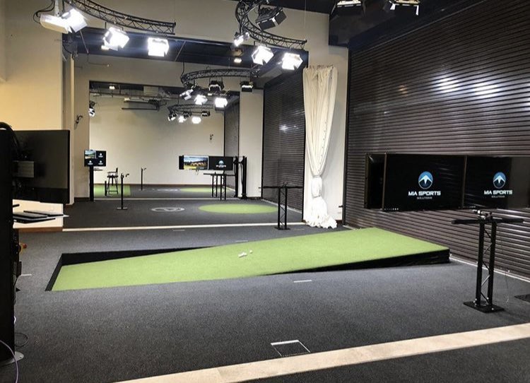 ZenGreenStage's tweet photo. Who would love this driving bay at their practice facility? Golfers @ecgolfclub can recreate and practice any fairway lie from the course on the #ZenGreenStage. #ZenYourGame #PlayDiscoverMaster #Qatar #SlopingLies #GolfLife #WinterGolf #IndoorGolf #DrivingRange https://t.co/1oIB0d9SuG