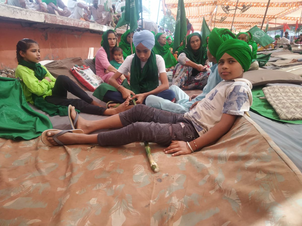 #MarkedSafeFromBJP.#KisanVirodhiNarendraModi .From the youngest to the oldest are sitting on the railway tracks to get the Agriculture Ordinance repealed in punjab.. The government has not shown any sympathy for this so far. Modi sarkar murdabad https://t.co/k0pT3yqB6Y