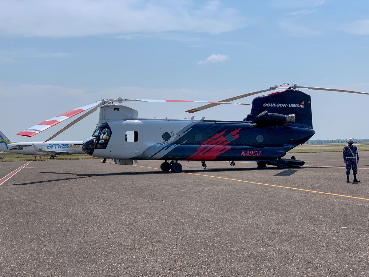 JeanineAnez's tweet photo. Nos reunimos en el aeropuerto Viru Viru con diferentes autoridades, para dar inicio a las operaciones que realizará el helicóptero Chinook, que combatirá los incendios activos con capacidad de hasta 11.000 litros de carga de agua. https://t.co/bdVAHU1Hqq