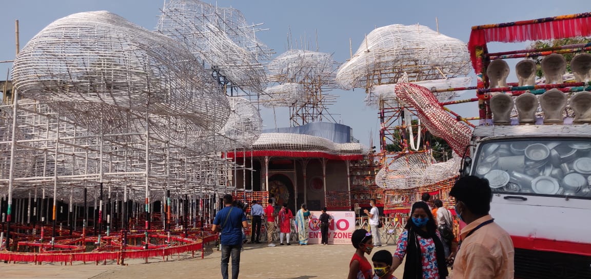 2) NAKTALA UDAYAN SANGHAAgain going with the theme of migrant workers and their plight during the pandemic, this depicts the long march with chappals along train tracks. The sides of the pandal have trucks and trains with clay busts to signify the long,crowded journey for some.