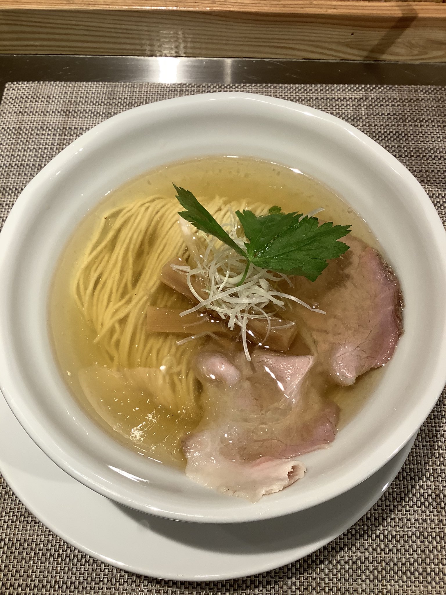 渡辺樹庵 芦花公園 成城青果 で 塩そば 柴崎亭 の関連店 と言われているお店で そういう感じのラーメン です ややテクニカルというか コンサル的というか そういう印象のラーメンです T Co Yacqvakwyk Twitter