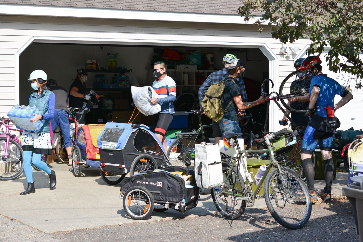 BurleyDesign's tweet photo. We love seeing the creative solutions people come up with to address needs in their community. Check out these photos from Bikes and Bites MPLS' recent event where they delivered key supplies by bike to neighbors in need.
#BurleyGives #EnableAdventure https://t.co/X8rpeNmkh9