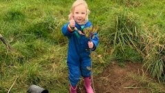 farmfornature's tweet photo. "This is Esme's Oak" We sent each of our #FFN20Ambassadors an Irish Oak to plant on their farm as a symbol of the incredible work they do for nature. John McHugh's smallest one as claimed it as her ownπ³π³π. #startthemyoung #smallchangesbigimpacts #plantatree https://t.co/gaB64KIVsW