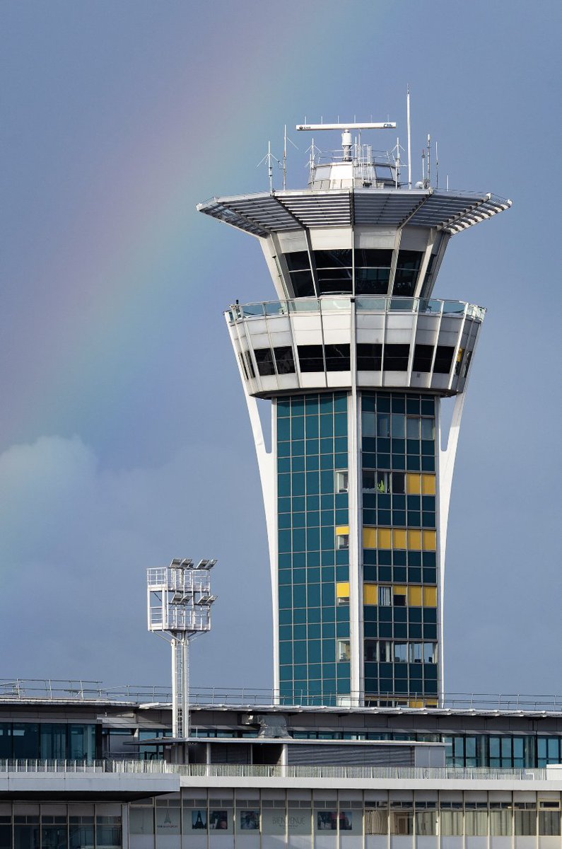 DGAC's tweet image. [#EnCejour]

#20octobre #InternationalDayOfTheAirTrafficController 

Bon #ATCDay aux ICNA &amp;amp; TSEEAC, qui contrôlent la navigation aérienne🇫🇷, accompagnent et assurent tous les jours de l’année la sécurité de nos vols en métropole et outre-mer.

#DSNA 

📸: Tour d'Orly - @ValYV88