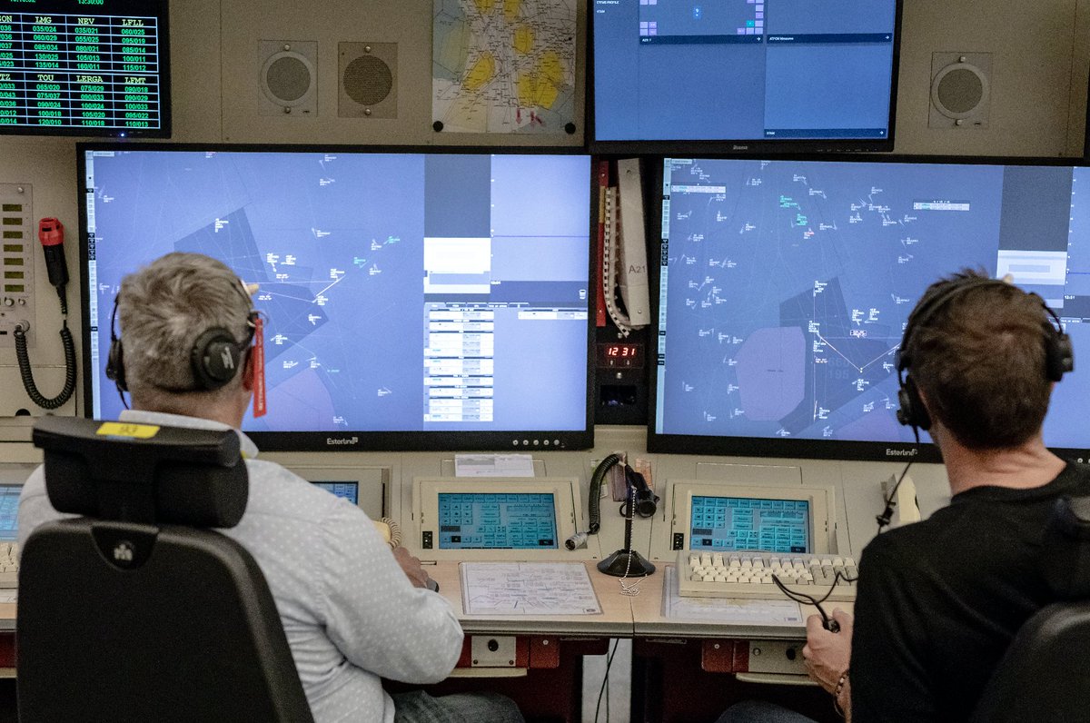 DGAC's tweet image. [#EnCejour]

#20octobre #InternationalDayOfTheAirTrafficController 

Bon #ATCDay aux ICNA &amp;amp; TSEEAC, qui contrôlent la navigation aérienne🇫🇷, accompagnent et assurent tous les jours de l’année la sécurité de nos vols en métropole et outre-mer.

#DSNA 

📸: Tour d'Orly - @ValYV88