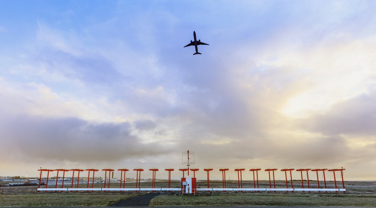 DGAC's tweet image. [#EnCejour]

#20octobre #InternationalDayOfTheAirTrafficController 

Bon #ATCDay aux ICNA &amp;amp; TSEEAC, qui contrôlent la navigation aérienne🇫🇷, accompagnent et assurent tous les jours de l’année la sécurité de nos vols en métropole et outre-mer.

#DSNA 

📸: Tour d'Orly - @ValYV88