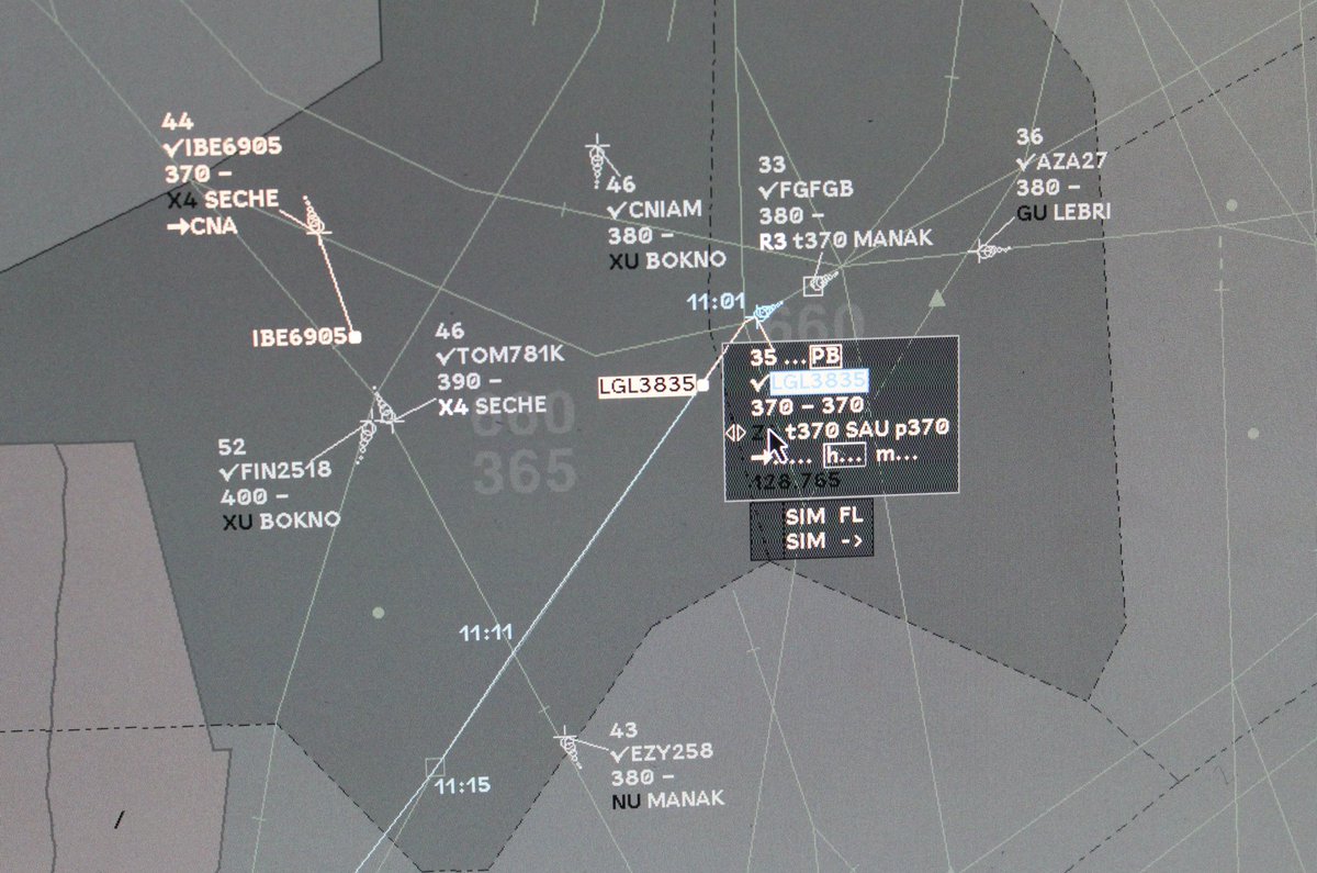 DGAC's tweet image. [#EnCejour]

#20octobre #InternationalDayOfTheAirTrafficController 

Bon #ATCDay aux ICNA &amp;amp; TSEEAC, qui contrôlent la navigation aérienne🇫🇷, accompagnent et assurent tous les jours de l’année la sécurité de nos vols en métropole et outre-mer.

#DSNA 

📸: Tour d'Orly - @ValYV88