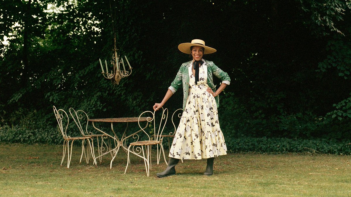 'I love being outside, and I feel a great sense of calm when I’m cutting hedges or digging holes.' - #PaulaSutton

This @voguemagazine article takes a closer look at some of Britain's brilliant female gardeners who express why they love to garden: buff.ly/37dIqCZ