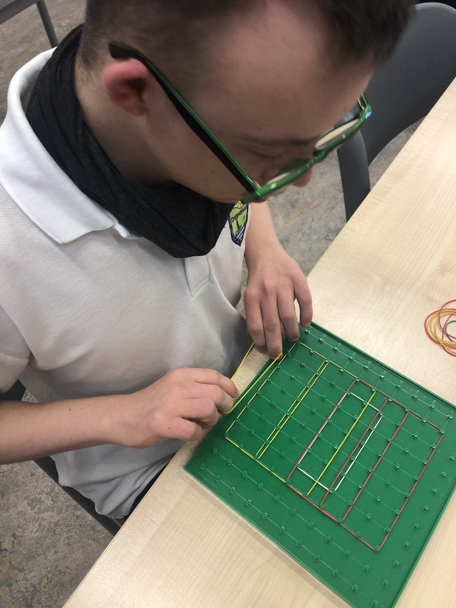 Craig_Maths's tweet photo. Making rectangles using our geoboards. Checking we have 4 sides, 4 corners and 2 long and 2 short sides. #InvNum #shapeproperties https://t.co/R37K3erAl9