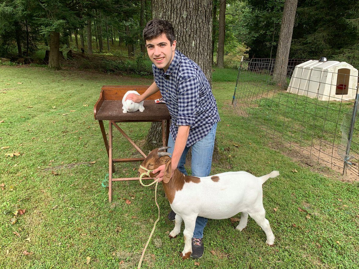 By growing future leaders familiar with food and farming issues, #4H has a positive affect on Maryland's farming economy — cultivating kids who are passionate about agriculture, who then turn into adults who are passionate about agriculture. https://t.co/sxQDT9RTYi #MyMdFarmers https://t.co/vyqqqvp3gY