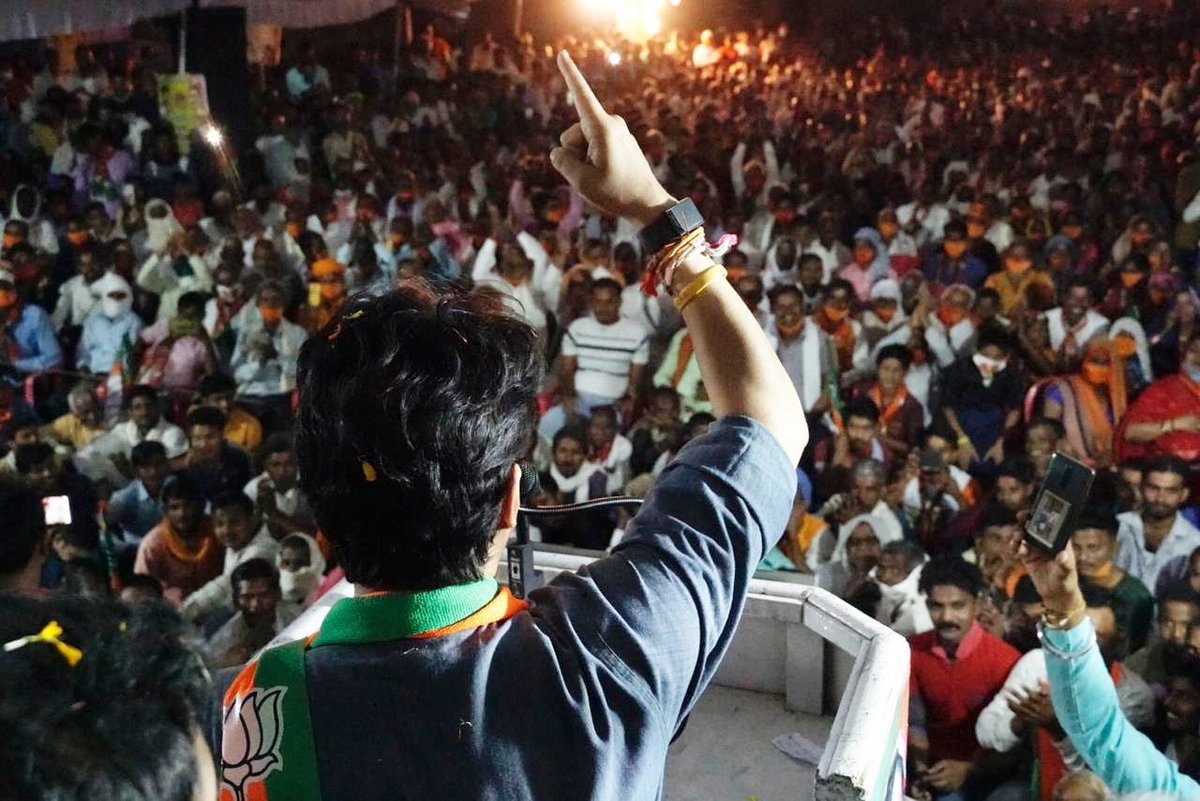 हमारे ग्वालियर - चंबल की पावन माटी पर आकर कमलनाथजी ने इमरती देवी जी का अपमान किया है। लेकिन वो यह भूल गए कि, नारी स्वयं मां दुर्गा का अवतार होती है। कमलनाथ जी और समूची कांग्रेस को इमरती देवी जी के आंसुओं की कीमत चुकानी होगी। https://t.co/gniaNYERlI