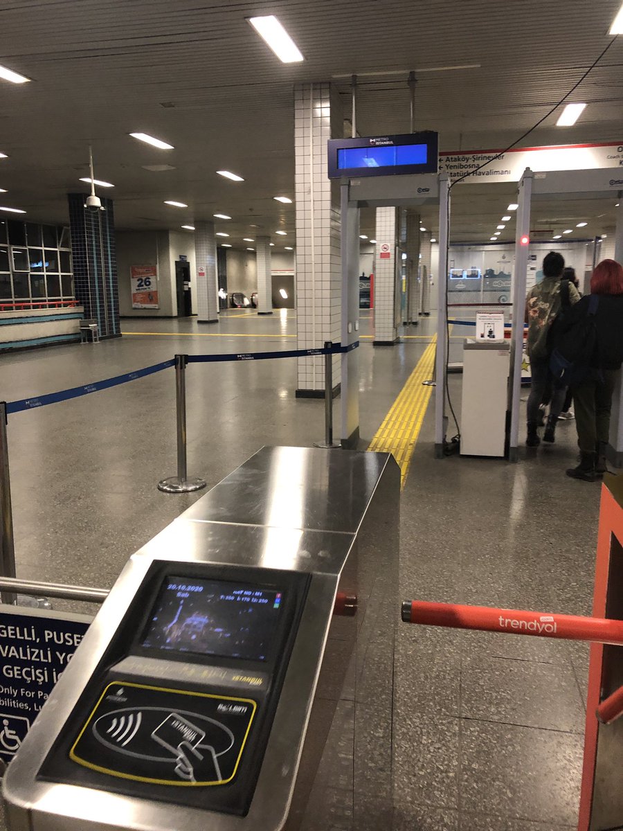 Bakırköy istasyon Girişi. Tren varış Saati göstergesi uzun zamandır çalışmıyor.
<a href="/ekrem_imamoglu/">Ekrem İmamoğlu</a> <a href="/metroistanbul/">Metro İstanbul</a> @ibbBeyazmasa