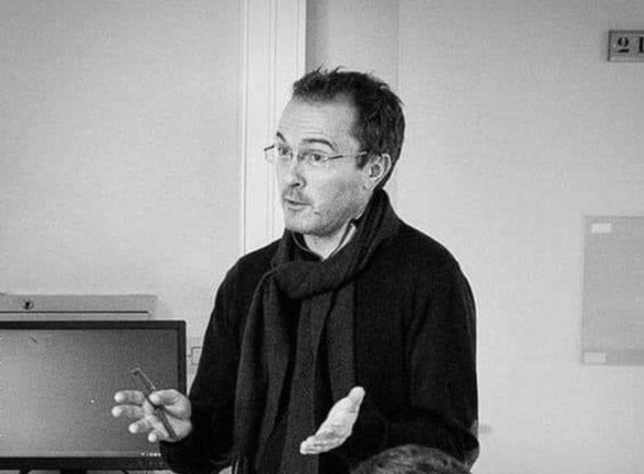 Julian_Bruening's tweet photo. Den Opfern ein Gesicht geben: Das Attentat auf #SamuelPaty war kein Anschlag auf einen Einzelnen. Es war ein Angriff auf unsere Kultur, unser Wertesystem und unsere Art wie wir in #Europa zusammenleben. #paty #ParisAttacks https://t.co/IRFVZMiMCx