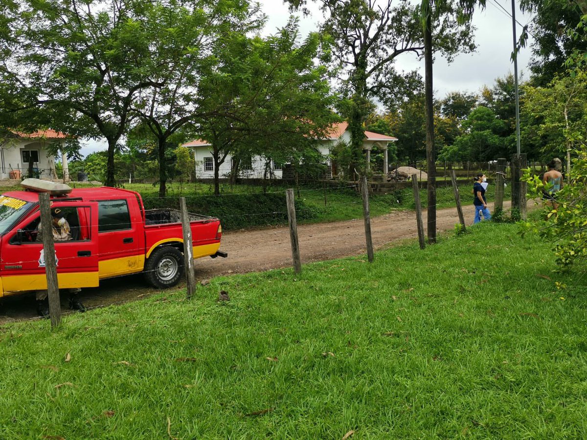 RSD_CORTES's tweet photo. #ActividadesdeHoy
El Equipo de Respuesta Rapida de #SantaCruzdeYojoa en la aldea el Achiotal hacen visitas a pacientes #Covid19 sospechosos y positivos.
#AquiestaHonduras #CodigoVerde https://t.co/z02UAFYGxK