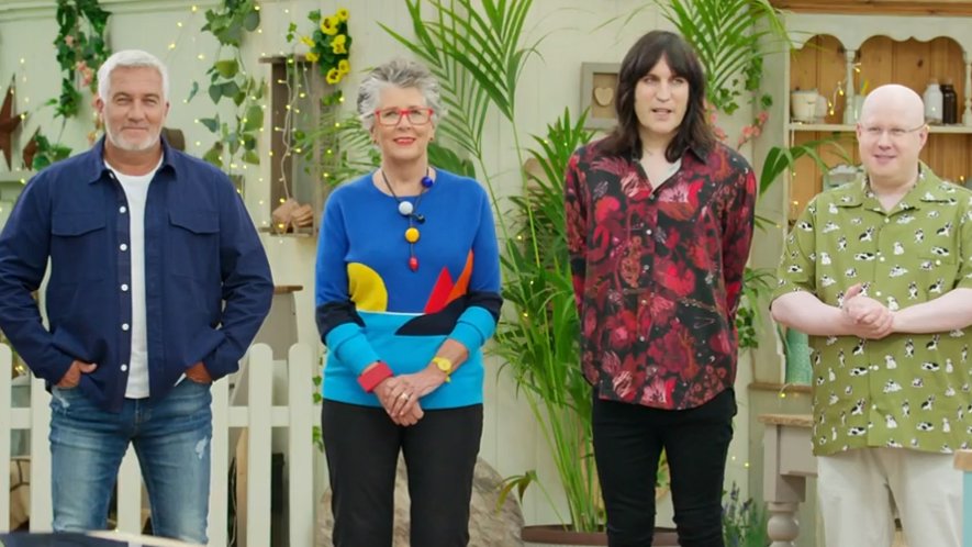 A 2 week special because I was ultra busy last Tuesday.This week Prue is wearing similar to the amazing Pescara charity kit designed by young Luigi.Last week, an insane mix of pattern and colour, meaning only a retro goalkeeping shirt would do - I've gone with Leeds. #GBBO  