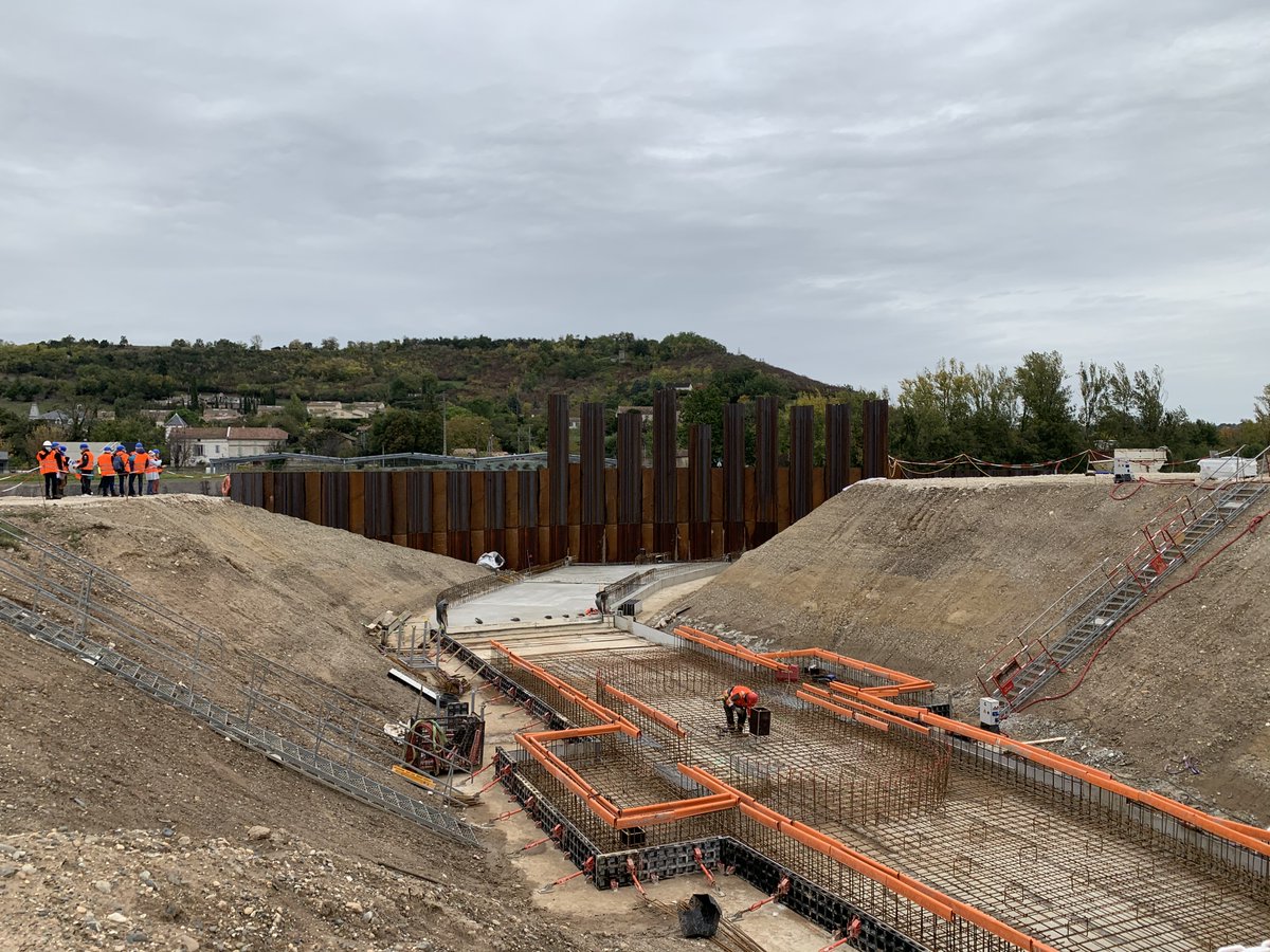 Adour_Garonne's tweet photo. 🚧Visite du chantier de construction de l'ouvrage de franchissement piscicole du barrage de Malause. 
🐟Une meilleure intégration environnementale de l'aménagement hydroélectrique de Golfech pour la préservation de la faune piscicole et notamment l’ensemble des grands migrateurs https://t.co/bFzHldXaD0