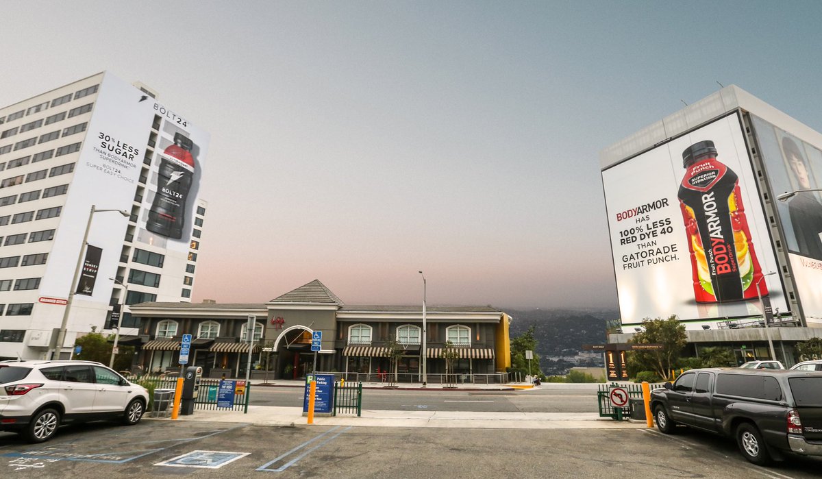 darrenrovell's tweet photo. Gatorade put the billboard up on the left in Los Angeles a couple weeks ago. 

BodyArmor responded with the billboard across today. https://t.co/ZsWt1vSWJw
