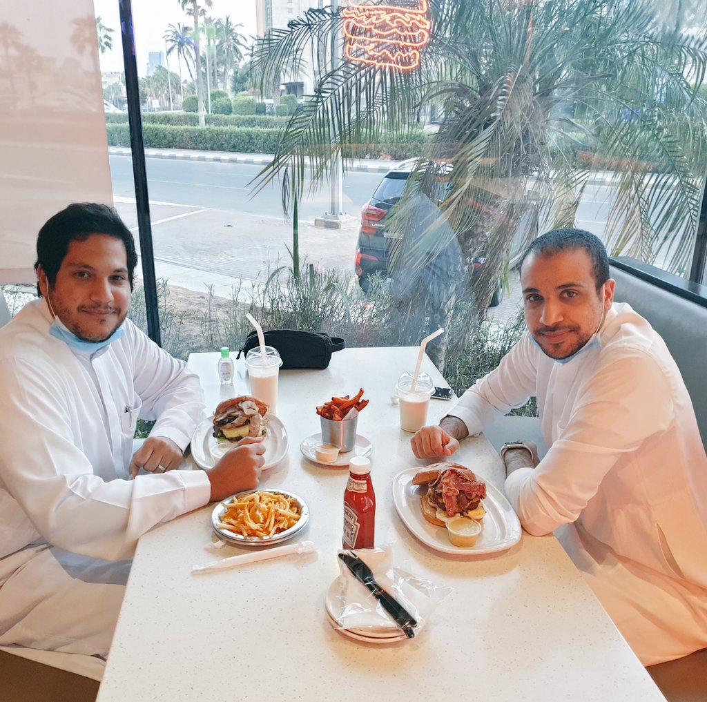 It's been 5 years! It was great catching up with my close friend #Theabdlrahman again. Only @7amzaisk #حمزه_اسكندر
Allah yer7amo is missing with us & the 2011 trio would be complete.
.
.
.
#jeddah #SaudiArabia https://t.co/EIgRg1kXt7
