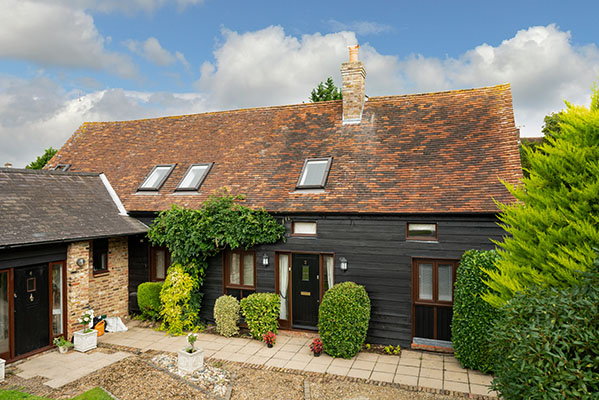 New property listing
Barn conversion for sale in #Harefield in #London borough of Hillingdon 
Four bedrooms, two receptions, garden, parking
Easy commute to central London or ideal work from home property
Price £760,000
barnsetc.co.uk/barn1315.html 
#Hillingdon #Uxbridge #Property