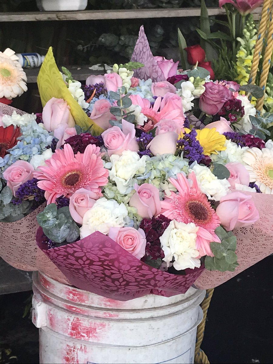 MariLoliPellon's tweet photo. Al no abrir los panteones en #TodosSantos hay una opción para poner altares y ayudar a vendedores de flores 💐 podemos comprarles 😀 https://t.co/TwBSogknXF