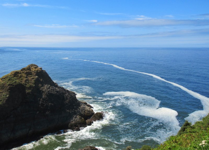OceanscapeNet's tweet photo. Youth Correspondents Biwa Tomono-Duval, Konoha Tomono-Duval and Josh Heisler tour the "most photographed place on the Oregon Coast" with Oregon State Park personnel. https://t.co/d0D1HYov4K https://t.co/UxYAZUTHwN