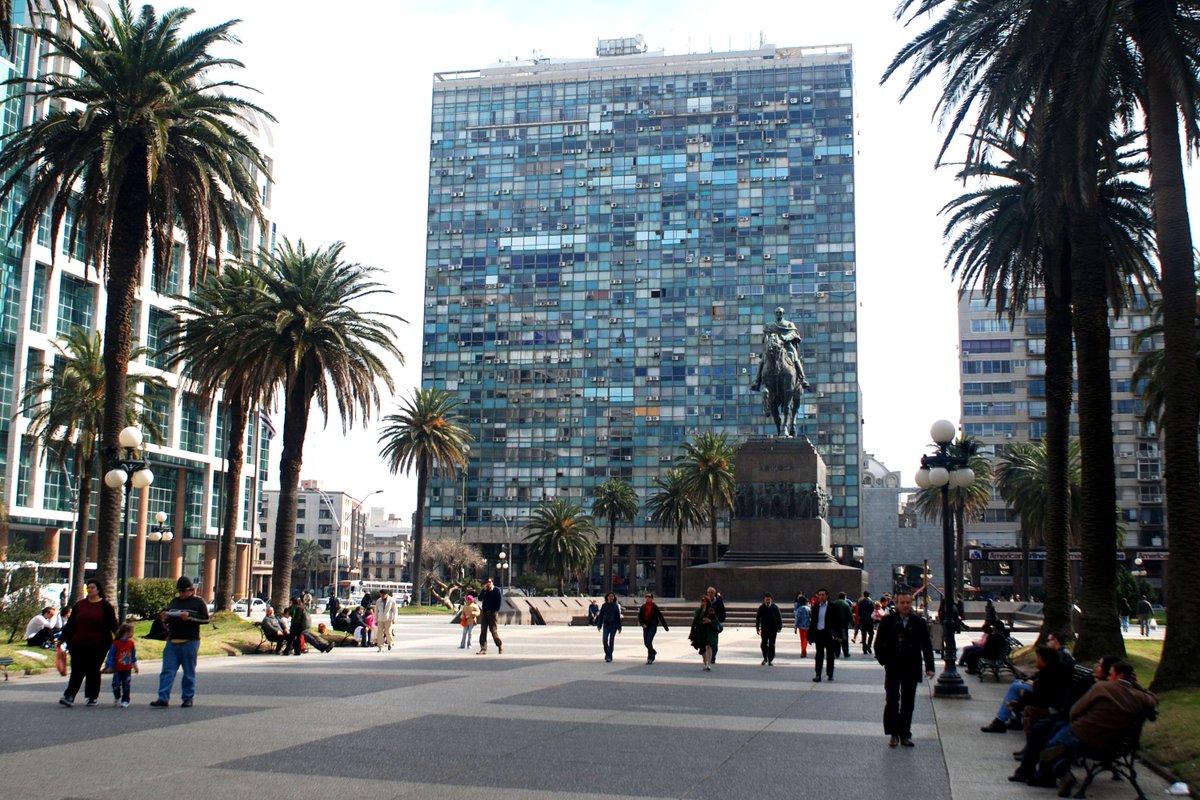 La #plazaindependencia es uno de los espacios más icónicos de la ciudad. Ubicada en pleno centro, en el sitio que ocupaba antiguamente la Ciudadela de #montevideo.  Tenemos preparada aquí una gran sorpresa que podrás disfrutar del 31 de oct al 8 de nov. ¿Qué imaginás?
[foto: IM]