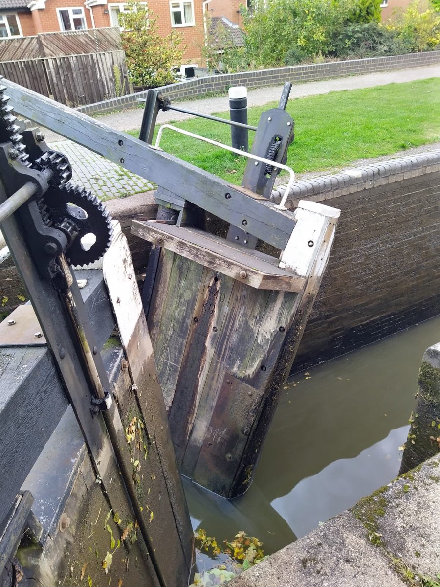 Sail_Trail's tweet photo. Lock 2 Atherstone Flight @CRTWestMidlands have been informed. our.hire boat New Dawn stuck in pound. at least pubs still open! https://t.co/pauhNbxLXE