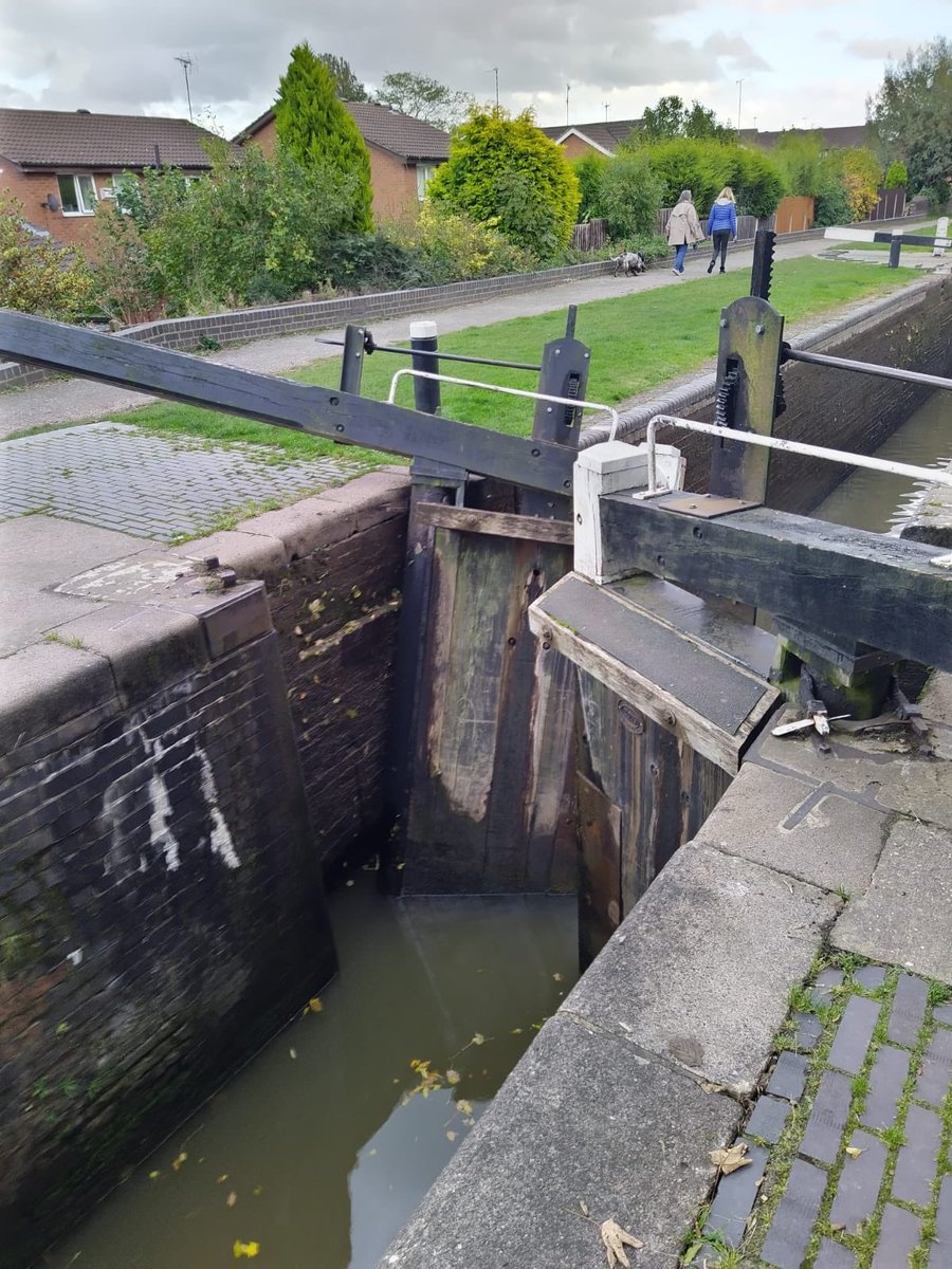 Sail_Trail's tweet photo. Lock 2 Atherstone Flight @CRTWestMidlands have been informed. our.hire boat New Dawn stuck in pound. at least pubs still open! https://t.co/pauhNbxLXE