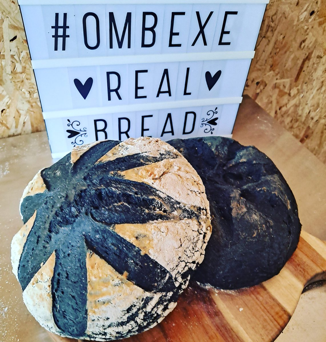 OMBExeter's tweet image. Delivery day for my subscribers on this wet evening 🌧☔
Activated charcoal #realbread 🍞
#sourdough and #freshyeast classic loaves - these spooky breads 🖤 👻🎃☠ go perfectly with our Halloween preparation 😁
#microbakery #Exeter #Devon #inexeter