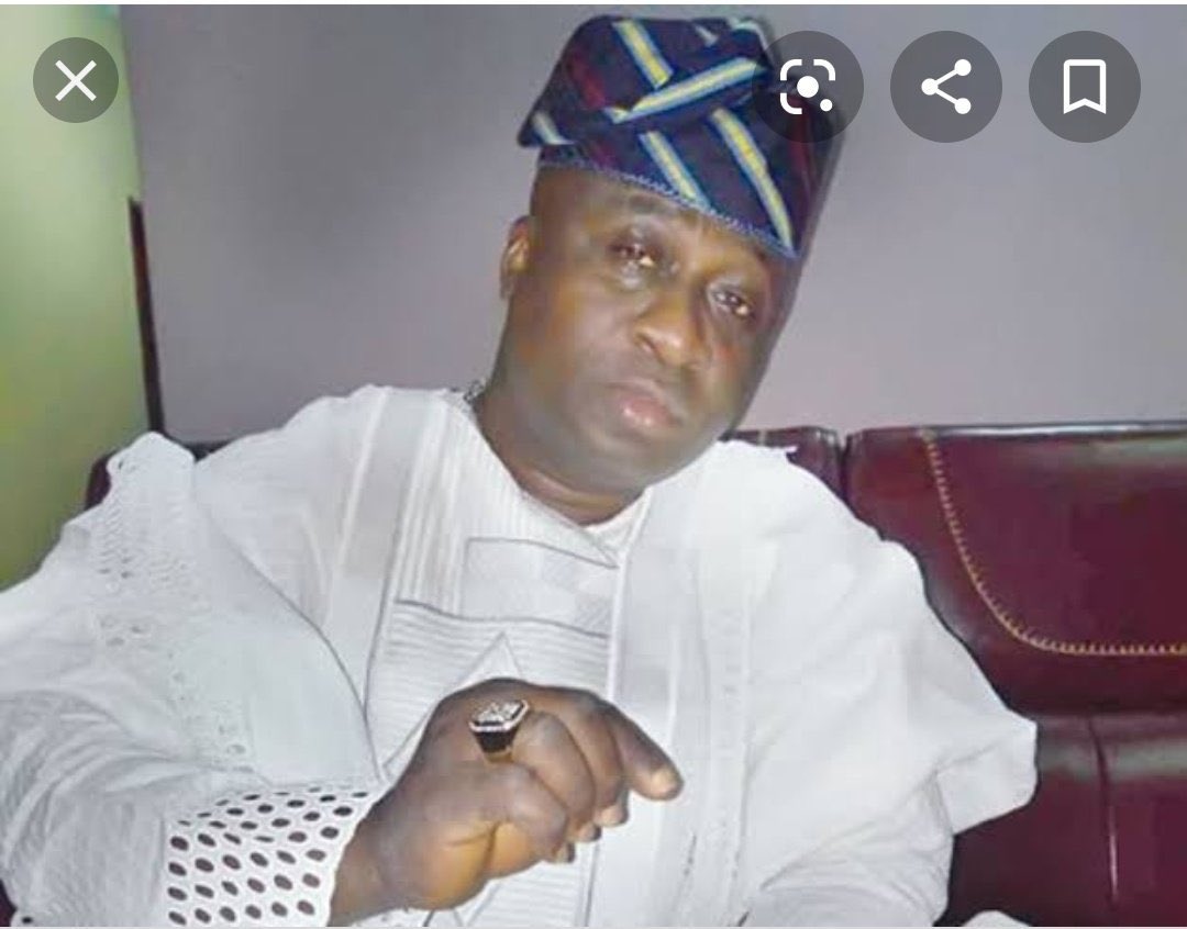 rosky_guy's tweet image. This is a Nigerian politician, ABIODUN BOLARINWA. He single handedly shot 3 protesters who are currently fighting for their lives. This happened at #abuleegbaprotest a few hours ago. He should be arrested. #EndSARS #EndSARS