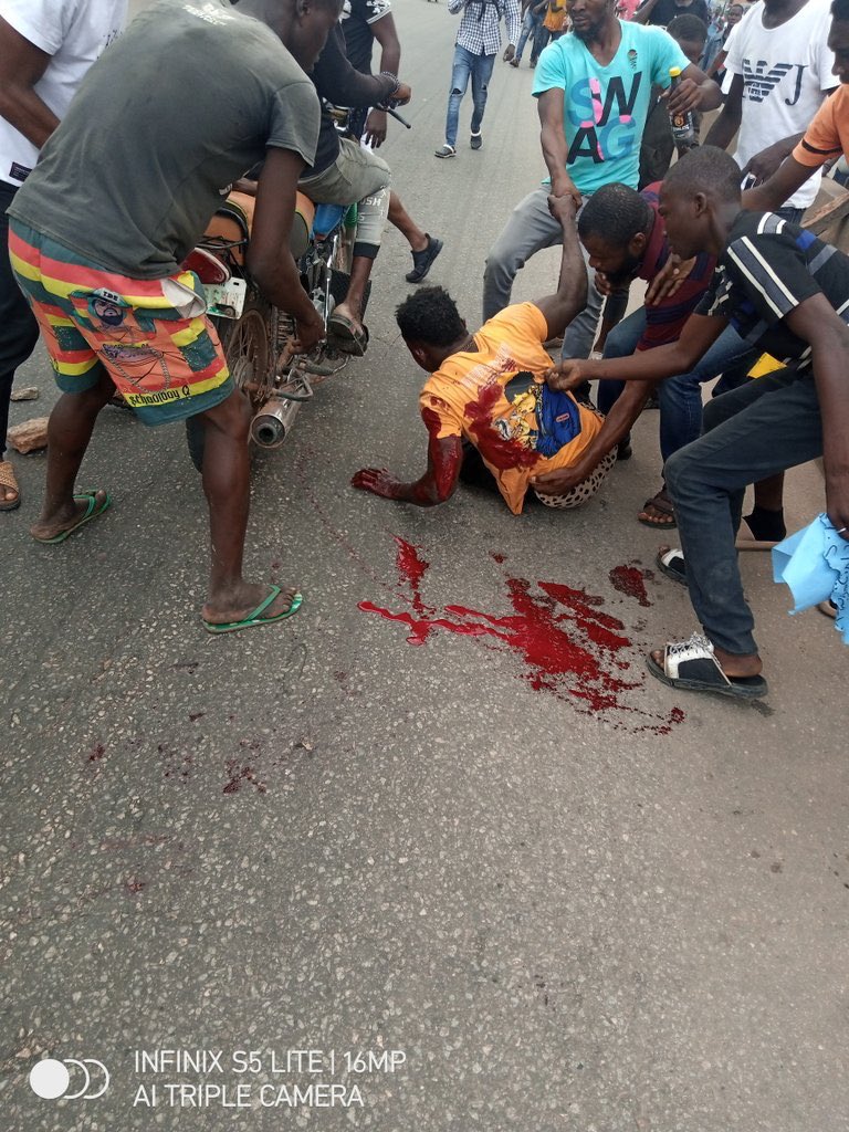 rosky_guy's tweet image. This is a Nigerian politician, ABIODUN BOLARINWA. He single handedly shot 3 protesters who are currently fighting for their lives. This happened at #abuleegbaprotest a few hours ago. He should be arrested. #EndSARS #EndSARS