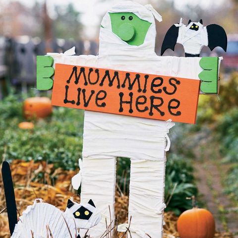 crafts_taylor's tweet photo. Creepin' it real with all these #halloween2020 DIY decorations and masks! #MasksSaveLives #cute #wednesdaymorning https://t.co/4IVzfqAGRA