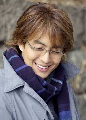 In particular, Bae Yong-joon captivated the so called middle aged ladies over there. They referred to him as "Yon-sama" and he exemplified a type of masculinity they had never quite seen before. Strong, but beautiful, tragic, kind hearted, driven by the trueness of his love!