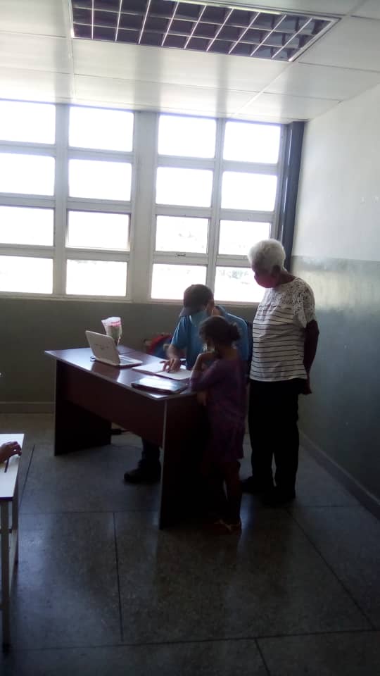 CircuitoCaribia's tweet photo. La EBN Samuel Robinsón Cumpliendo con la entrega de actividades, maestros y docentes dando orientaciones a los representantes. @MPPEDUCACION @ZonaEducativaDC @psuvaristobulo @jorgerarguello https://t.co/D5sQNM9lxh
