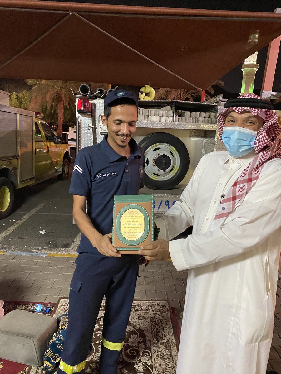 alamal_555's tweet photo. من منطلق تفعيل #الشراكة_المجتمعية بين مركز العوق السمعي بمدينة طيبة للتربية الخاصةوالمؤسسات الخاصة #ورجال_الأعمال
كرم مدير المركز أ /خالد الذكير مجموعة مطاعم جنة الفواكة الراعي لإحتفالات المركز
كما كرم رجل الأعمال سعود المالكي لدعمه للمركز
شاكرا لهم حرصهم لدعم ابنائهم طلاب المركز https://t.co/bkvJIgDd42