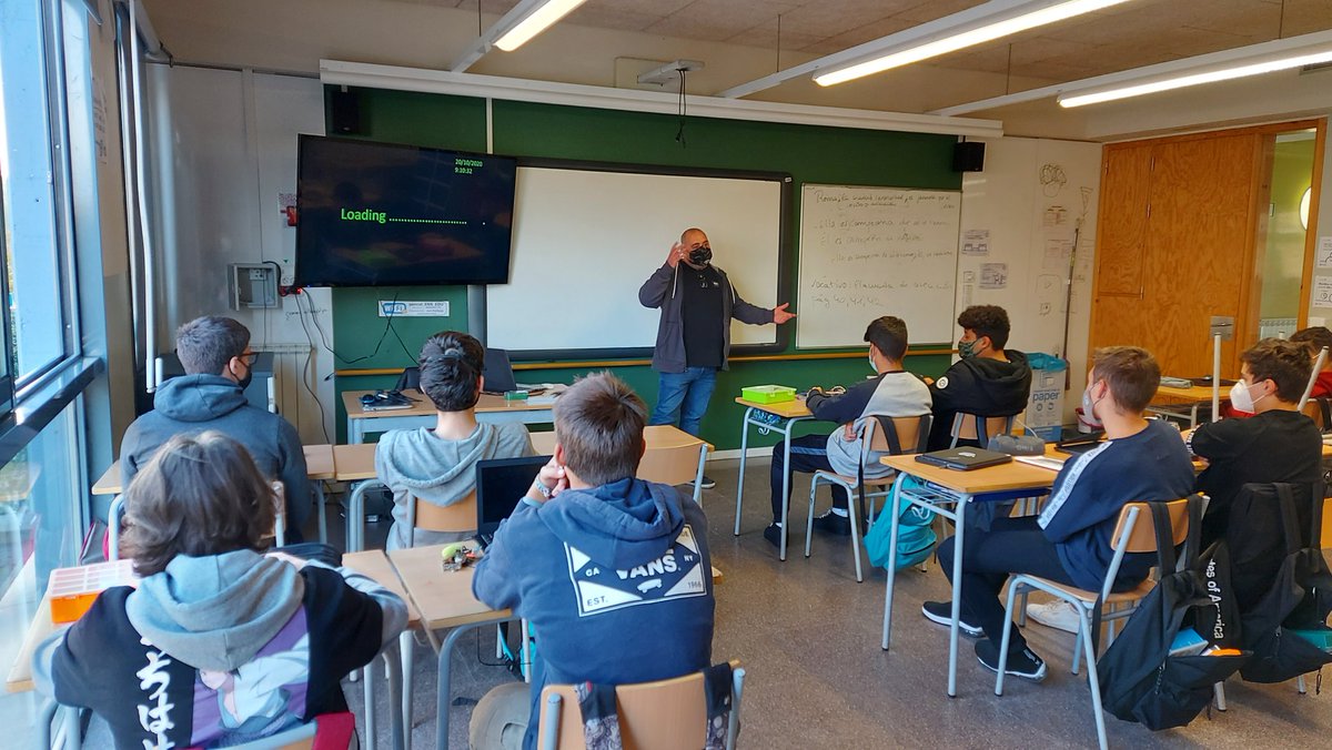 paufolchsax's tweet image. El Dani Ruano diu que es va deixar un tros del seu cor pels passadissos del'@INS_Pla_Marcell ❤😊.Per això, tot i que la seva filla ja es va graduar l'any passat, encara hi torna. Avui ens ha fet un taller sobre l'evolució de la programació bonissim!! Gràcies mil!#CodeWeek2020