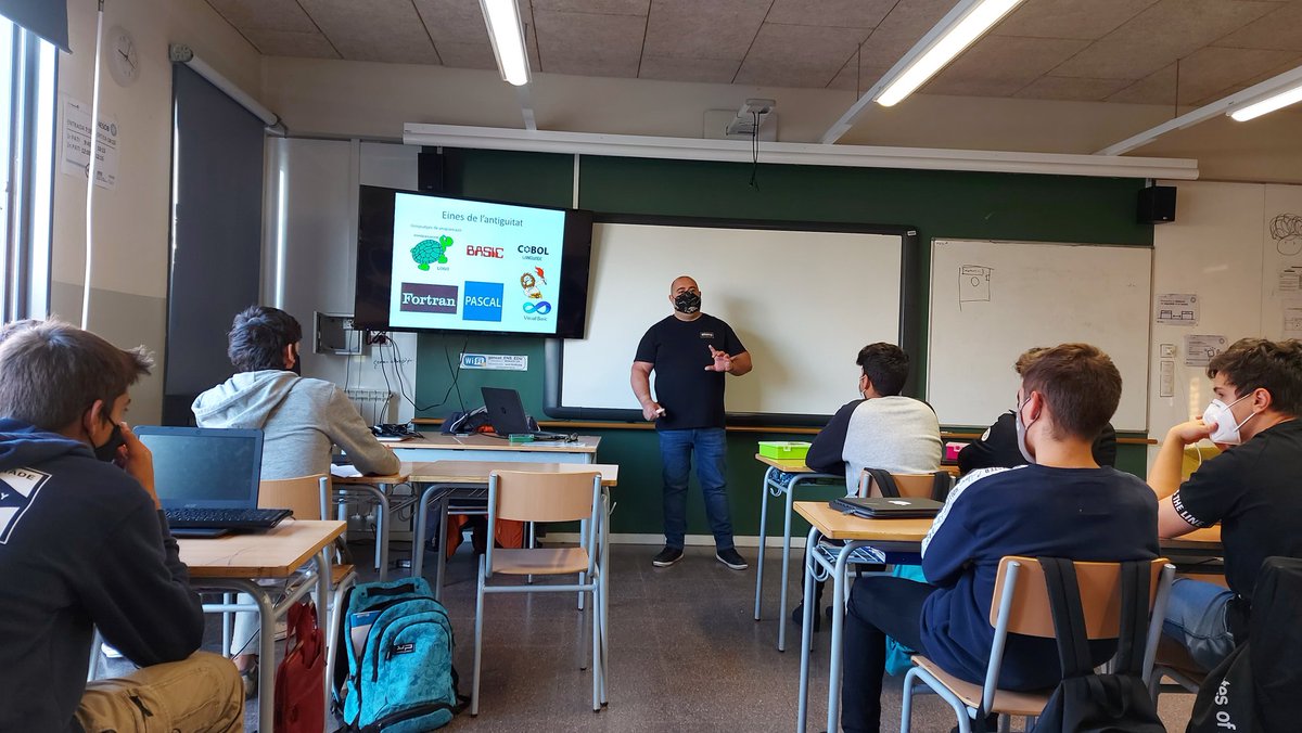 paufolchsax's tweet image. El Dani Ruano diu que es va deixar un tros del seu cor pels passadissos del'@INS_Pla_Marcell ❤😊.Per això, tot i que la seva filla ja es va graduar l'any passat, encara hi torna. Avui ens ha fet un taller sobre l'evolució de la programació bonissim!! Gràcies mil!#CodeWeek2020