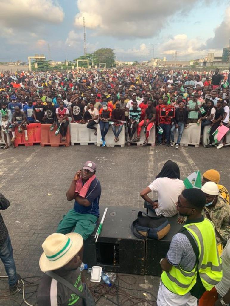 This government just fucked with the wrong generation! ✊🏾😑 Despite the fact that the governor of Lagos state declared 4PM curfew, my people still no dey hear word! Our strong head sef too much!  😁#'Coconutheadgeneration #EndSARS #EndSarsNow