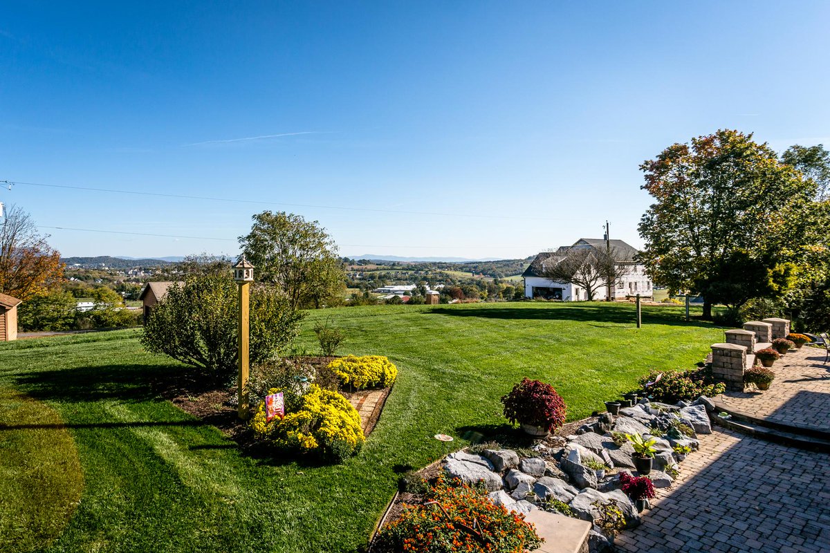 Stunning and spacious home just outside Harrisonburg city! 
5 beds, 4.5 baths, 2.9 acres, $589,900. Brand new flooring in many areas! 
More at 1150Kiln.com

#harrisonburghomesteam #klinemayrealty #forsale #realestate #newlisting