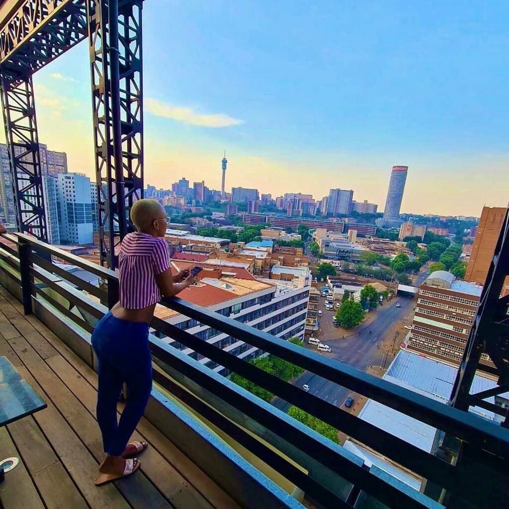 JohannesburgIYP's tweet photo. Capturing the beauty of this crazy city. We love this @ilovenelz. This is the view from the rooftop of @hallmark_house_hotel, also home to one of the coolest nightspots in the city @themarabiclub #Repost @ilovenelz
・・・
The concrete jungle 🌇 if you lo… https://t.co/EAqPn6BmGl https://t.co/n7xn2fuyql