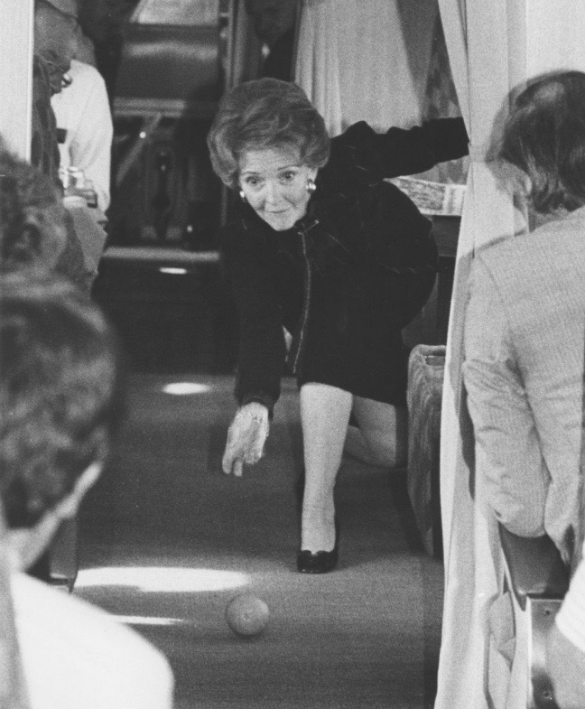 BeschlossDC's tweet image. Nancy Reagan rolls orange down aisle of Air Force plane on takeoff, November 1980:      #UPI