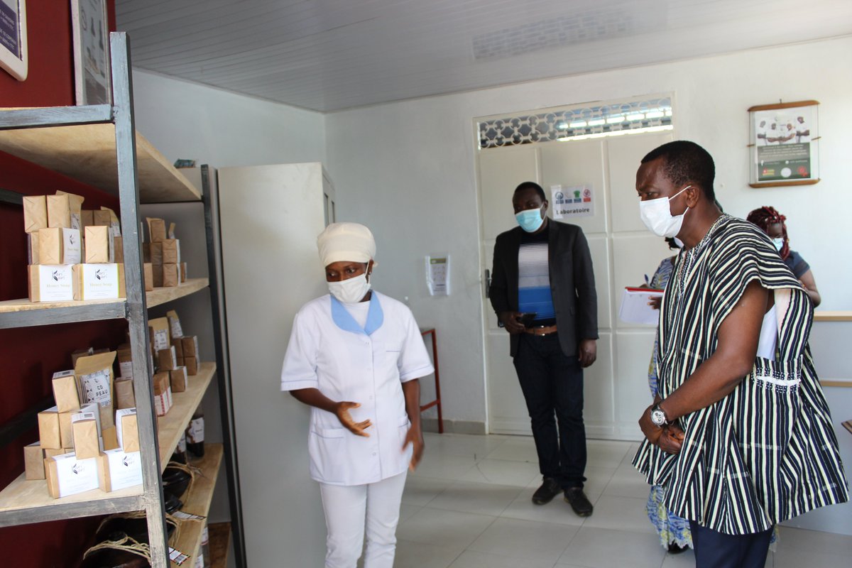 Précieux & émouvants moments d'échanges ce 20/10/2020 entre S-T Kodjo ADEDZE, Ministre du #commerce & Abra TENOU, promotrice de #KARIKARI à #Kpalimé. Cette reconnexion avec les producteurs & promoteurs marque la ferme volonté des autorités de promouvoir les produits locaux🇹🇬. https://t.co/rkXEpTg35y