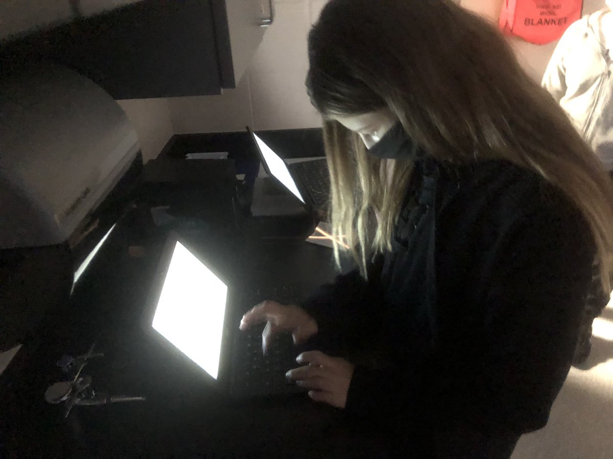 Robynlv's tweet photo. How does light reflect?
#Explorelight #sidewaysScience @ACMS_Jaguars https://t.co/JIx5RlDnnJ