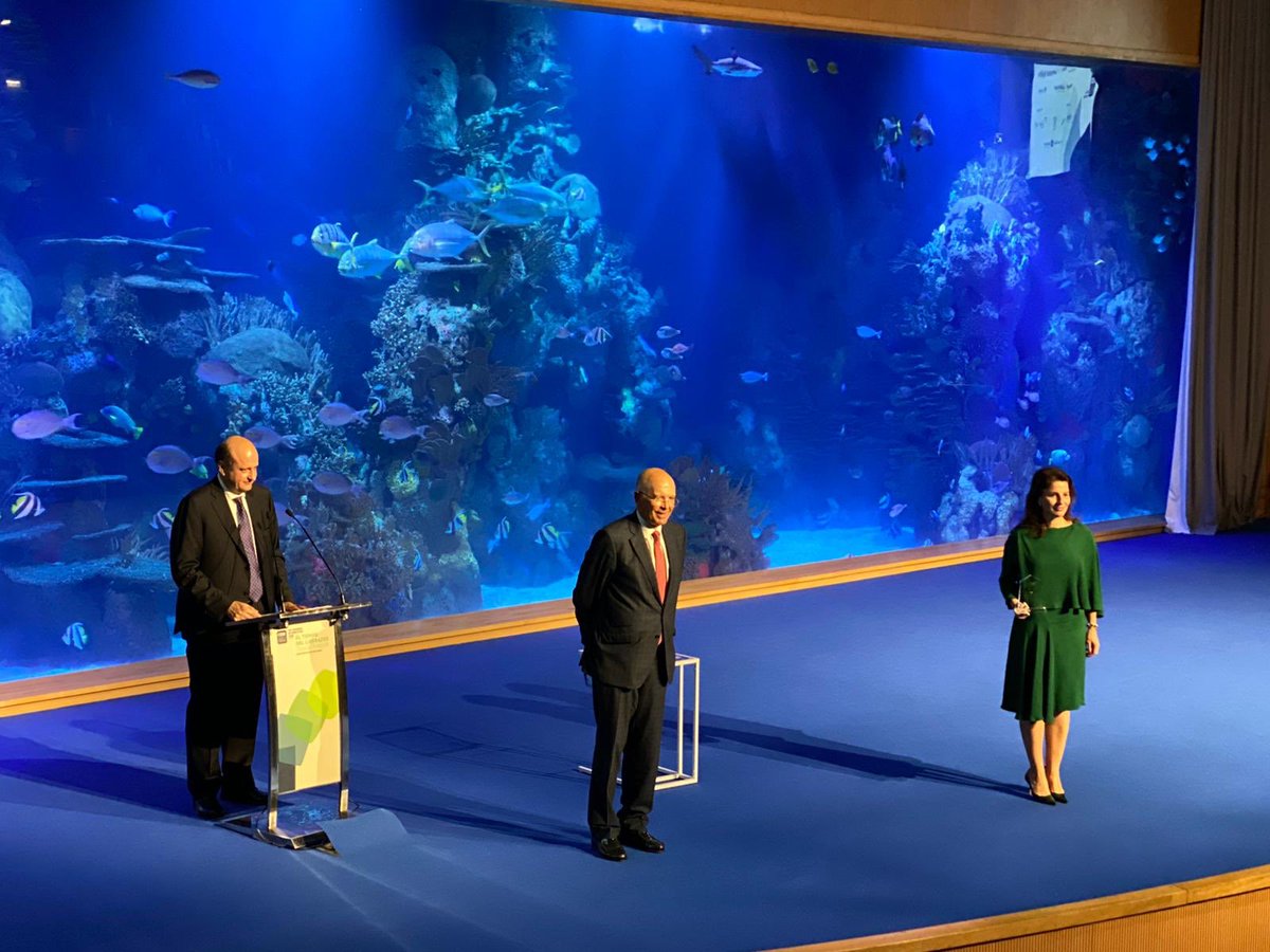 "Premio a la dinamización empresarial" a <a href="/EDEMEmpresarios/">EDEM</a> por su misión a la formación de empresarios, directivos y emprendedores y el fomento del liderazgo, el espíritu emprendedor y la cultura del esfuerzo. #CongresoCEDE Entrega el premio: <a href="/GagoManuel/">Manuel Gago</a>