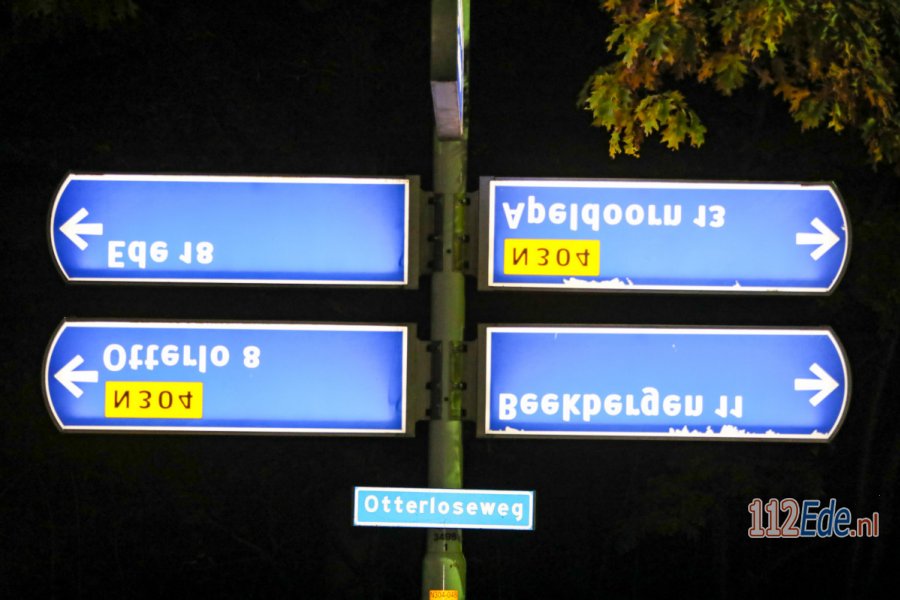 Grappenmakers hangen bewegwijzering op zijn kop tussen #Otterlo en Apeldoorn. 112Ede.