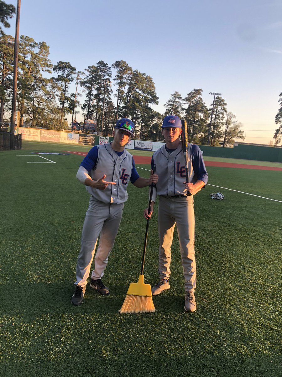 LCU_bsb's tweet image. And that’s the series!! The Corndogs pull off the sweep 🧹 as Coaches Cornfoot and Prejean pick up their first Fall World Series title with a 4-3 nail biter. Great job by all the players! Looking forward to the spring!