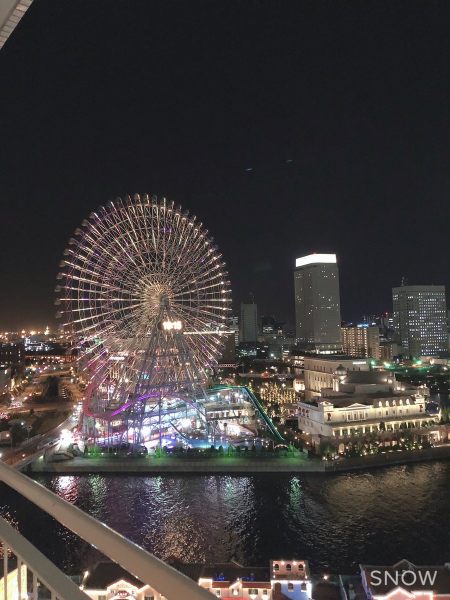 0Rohin's tweet photo. 横浜はやっぱり夜景ですなぁ❤️

#なぜかバルコニーでバスローブ姿で配信する男
#背後を息子に取られる https://t.co/8MSFcuX65F
