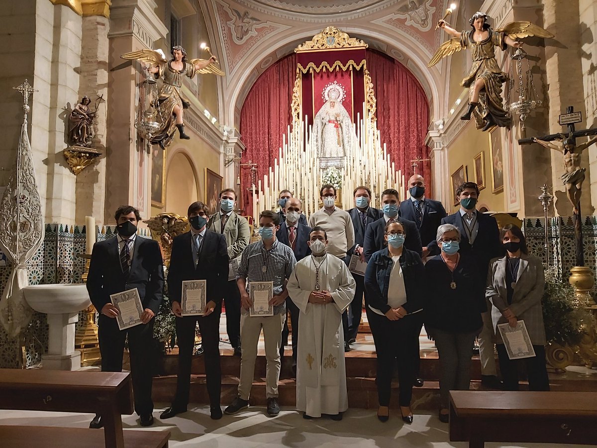 Felicitamos al grupo de hermanos que hoy han recibido el diploma que acredita sus bodas de plata en nuestra Hermandad.
Que sean muchos más años de amor y fidelidad a nuestros Sagrados Titulares. https://t.co/pWq8voxzvQ