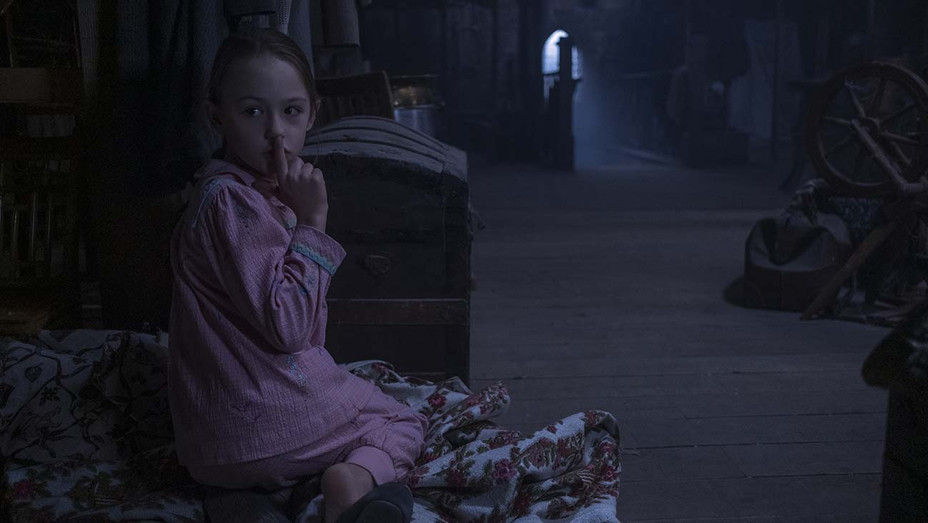 THR's tweet photo. How #TheHauntingOfBlyManor creator Mike Flanagan (@flanaganfilm) plays with time https://t.co/KC8AZ8p2cq https://t.co/BKvTSEFUuw